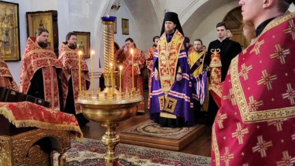 Преосвященніший Єпископ Феодосій очолив традиційний молебень з акафістом покровителю Ніжина – святителю Миколаю Чудотворцю