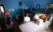 Благочинний 1-го Прилуцького церковного округу передав благодійну допомогу місцевому будинку для літніх людей