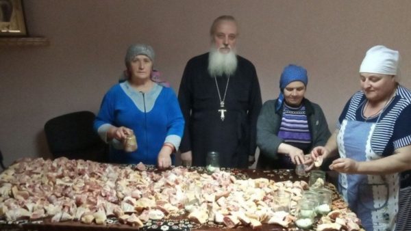 Миколаївська парафія Вертіївки передала чергову партію консервованої тушонки захисникам України