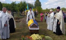 На Бобровиччині священники та віряни провели в останню путь захисника України