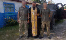 Священнослужитель Ніжинської єпархії освятив два автомобілі для наших воїнів