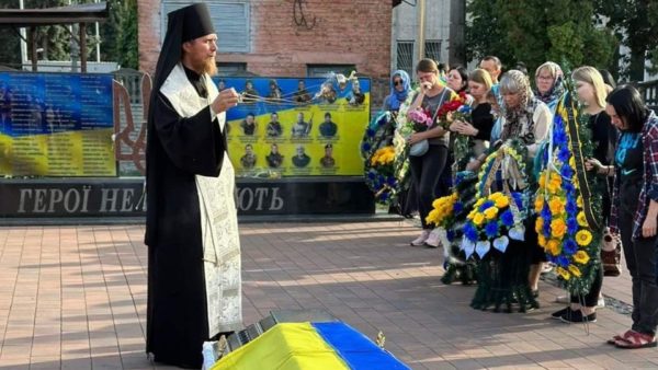 Єпископ Ладанський Феодосій та собор священнослужителів звершили поховання загиблого захисника України – парафіянина Василівського храму м. Ніжина
