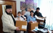 Священники Варвинського церковного округу передали ліки для воїнів та місцевих медичних закладів