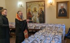 Декілька сотень пасок для захисників України освятив митрополит Климент напередодні Пасхи
