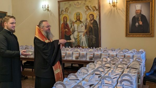 Декілька сотень пасок для захисників України освятив митрополит Климент напередодні Пасхи